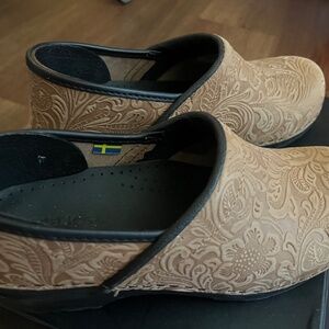 Bjork shoes | Swedish comfort | brown tooled floral clog mu|e | Size